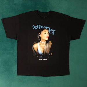 Ariana Grande Kiss Face Sweetener Black Tee